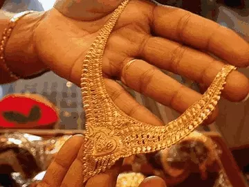 સોનું ₹2,404 વધીને ₹1.05 લાખની ઓલ ટાઈમ હાઈએ પહોંચ્યું